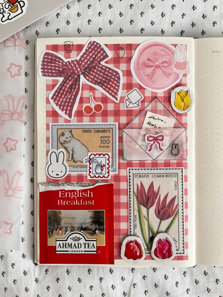 Journal decorado con calcomanías y cintas adhesivas